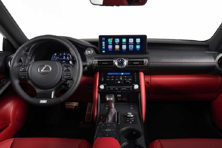 Không có thay đổi lớn xảy ra ở bên ngoài lẫn bên trong vì Lexus IS 2021 mới thực ra vẫn dùng nền tảng trước đó. Tạo dấu ấn ngay từ cái nhìn đầu tiên tiếp tục là lưới tản nhiệt hình con suốt khổng lồ đặc trưng của Lexus, nhưng đã được nâng cấp lên dạng 3D trông thú vị hơn, đi kèm là khe hút gió lớn và thấp hơn trước, hai lỗ thông gió ở hai bên cũng được làm lớn hơn.