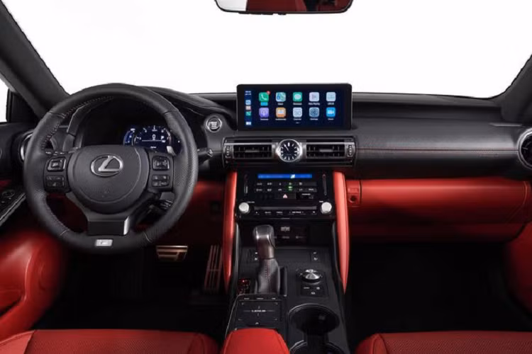 Không có thay đổi lớn xảy ra ở bên ngoài lẫn bên trong vì Lexus IS 2021 mới thực ra vẫn dùng nền tảng trước đó. Tạo dấu ấn ngay từ cái nhìn đầu tiên tiếp tục là lưới tản nhiệt hình con suốt khổng lồ đặc trưng của Lexus, nhưng đã được nâng cấp lên dạng 3D trông thú vị hơn, đi kèm là khe hút gió lớn và thấp hơn trước, hai lỗ thông gió ở hai bên cũng được làm lớn hơn.