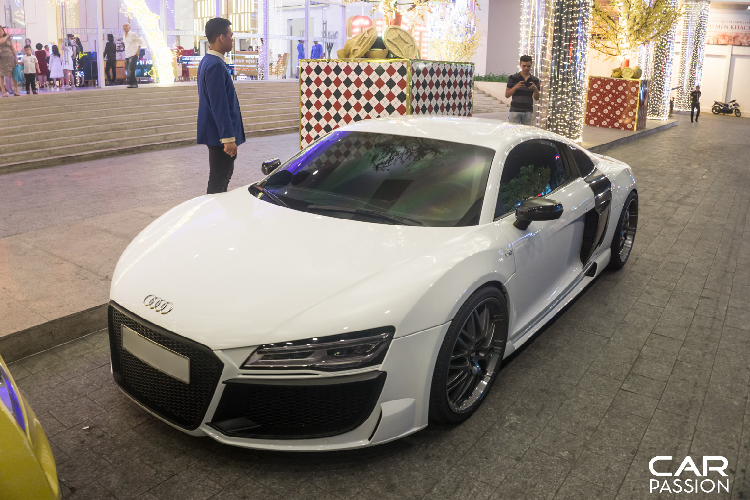 Chiếc siêu xe cuối cùng đến tham dự là chiếc Audi R8 đã được độ lại với bộ bodykit rất hầm hố đến từ Regula Tuning. Bộ mâm Oxigin Oxrock cùng hệ thống ống xả Capristo là hai trang bị nổi bật khác trên bản độ này. 