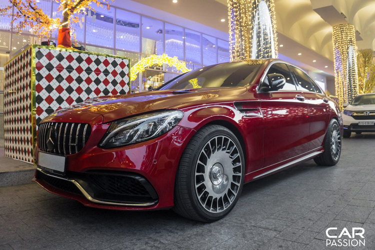 Một chiếc Mercedes-Benz C-Class màu đỏ nổi bật được độ bodykit của phiên bản C63 AMG cùng gói độ ngoại thất với các chi tiết làm từ sợi carbon như ốp khe gió, ốp gương chiếu hậu, cánh gió sau và bộ khuếch tán gió ở phía sau. Bộ mâm nguyên bản cũng được chủ nhân thay thế bằng bộ mâm của phiên bản Mercedes-Maybach S560.