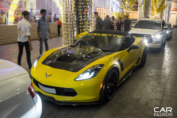 Chiếc siêu xe Chevrolet Corvette C7 Z06 mui trần cũng đến tham dự lễ cưới, tại Việt Nam chỉ có duy nhất 1 chiếc Corvette C7 Z06 thuộc phiên bản mui trần Convertible được đưa về nước. Xe sở hữu lớp sơn vàng nổi bật cùng nắp ca-pô carbon vừa được chủ nhân độ lại cách đây chưa lâu.