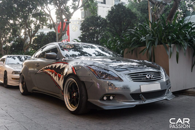 Xe thể thao Infiniti G37 coupe, có số lượng đếm trên đầu ngón tay tại Việt Nam. Xe thuộc sở hữu của chú rể, người cũng đã độ lại hàng loạt những chi tiết trên xe như nắp ca-pô carbon, bộ mâm 5 chấu thể thao, hệ thống ống xả mới và bộ bodykit widebody cho thân xe, đồng thời xe cũng được chuyển sang màu xám xi măng khá mạnh mẽ.