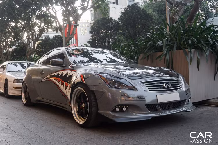 Xe thể thao Infiniti G37 coupe, có số lượng đếm trên đầu ngón tay tại Việt Nam. Xe thuộc sở hữu của chú rể, người cũng đã độ lại hàng loạt những chi tiết trên xe như nắp ca-pô carbon, bộ mâm 5 chấu thể thao, hệ thống ống xả mới và bộ bodykit widebody cho thân xe, đồng thời xe cũng được chuyển sang màu xám xi măng khá mạnh mẽ.
