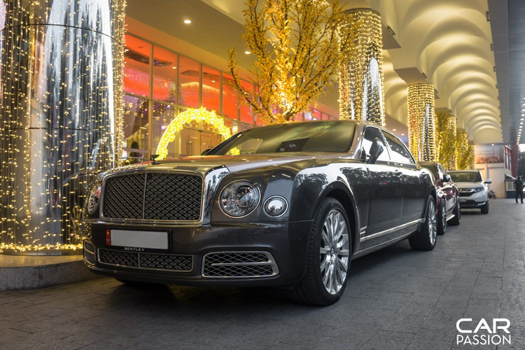 Thu hút nhiều sự chú ý hơn cả tại đám cưới xe khủng này chính là mẫu siêu sang Bentley Mulsanne EWB 2018 thuộc sở hữu của doanh nhân Hoàng Kim Khánh. Xe được nhập khẩu chính hãng với giá bán không dưới 45 tỷ đồng, ngoài ra vị doanh nhân này còn sở hữu một số mẫu xe khác như chiếc Lamborghini Aventador S LP740-4, Aston Martin V8 Vantage và Bentley Bentayga Centenary.