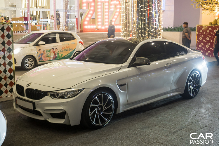 Tiếp theo là một chiếc BMW 4 series coupe đã được độ lại bodykit của phiên bản hiệu năng cao M4 và bộ mâm tương tự chiếc BMW i8, bên cạnh đó là mẫu xe mui trần hàng hiếm Audi A5 Cabriolet. 