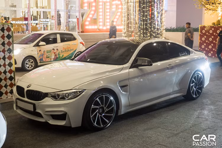 Tiếp theo là một chiếc BMW 4 series coupe đã được độ lại bodykit của phiên bản hiệu năng cao M4 và bộ mâm tương tự chiếc BMW i8, bên cạnh đó là mẫu xe mui trần hàng hiếm Audi A5 Cabriolet. 