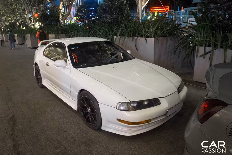 Chiếc Celica xuất hiện tại lễ cưới sở hữu lớp sơn trắng muốt, bộ mâm 5 chấu kép được độ lại, đồng thời chủ nhân của xe cũng trang bị thêm bộ bodykit mới cùng cánh gió sau cho xe.