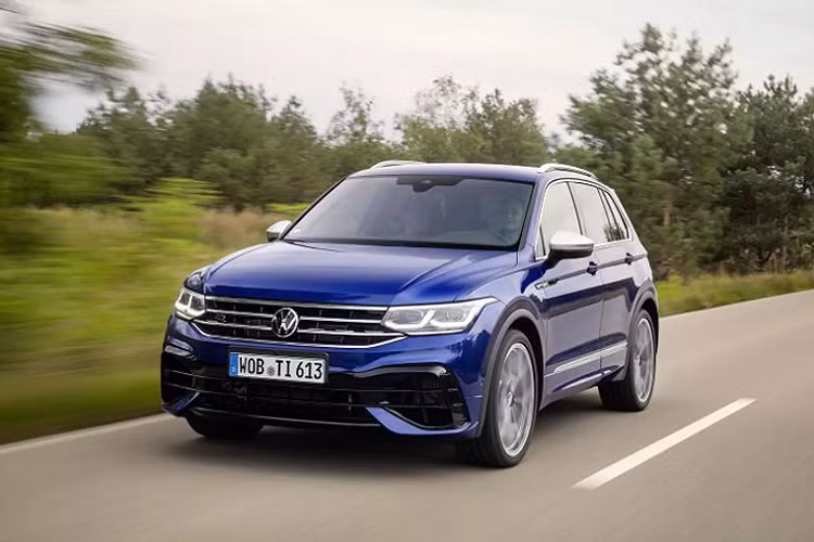 Bên dưới mui xe Tiguan R là thế hệ mới nhất của động cơ TSI Evo4 4 cyl 2.0L tăng áp (mã EA888), tương tự “đàn em” VW Mk8 Golf R mới nhất vừa được công bố vào đầu tháng này. Theo đó, chiếc SUV Đức sẽ cho công suất khoảng 320 mã lực và mô-men xoắn cực đại 420Nm ngay từ dải tua máy 2.100 vòng / phút đến 5.350 vòng / phút. Kết hợp với đó là hộp số DSG 7 cấp và hệ dẫn động AWD 4 Motion quen thuộc. Thời gian tăng tốc từ 0-100 km / h chỉ vọn vẹn trong 4,9 giây, chỉ chậm hơn 0,2 giây so với Golf R.