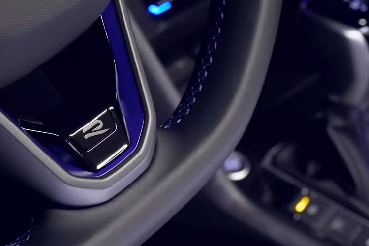 Vô lăng tích hợp chế độ R khi người lái cần kích hoạt chế độ hiệu suất cao. Bàn đạp bên dưới cũng thiết kế kích thước to hơn. Những chi tiết ngoại thất tạo nên sự khác biệt của biến thể R bao gồm cản va phong cách R với các yếu tố khí động học sơn màu đen bóng hoặc cùng màu thân xe, nắp gương bằng chrome mờ, bộ khuếch tán phía sau độc đáo.