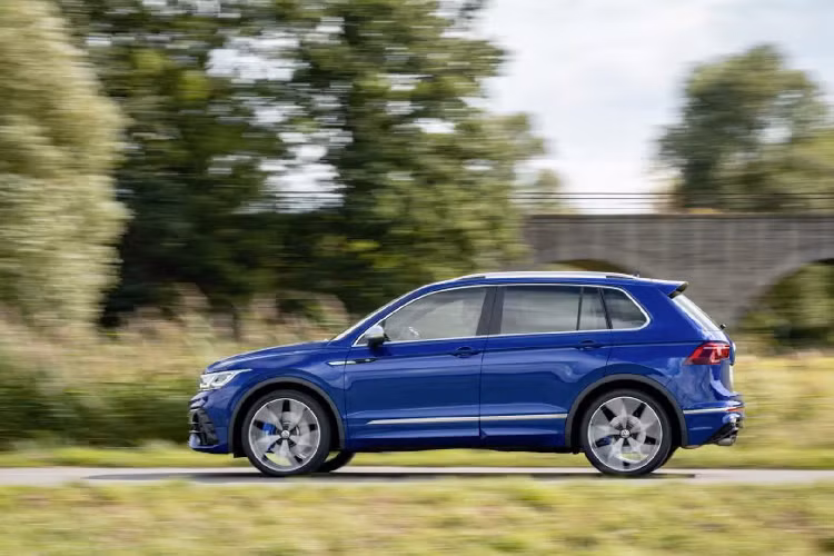 Cũng vay mượn từ chính “đàn em” Golf R, Volkswagen Tiguan hiệu suất cao trang bị hệ thống phân phối momen xoắn đến từng bánh xe (Torque Vectoring system) R-Performance. Về phần khung gầm, Tiguan R đi kèm đĩa phanh 18 inch nâng cấp với kẹp phanh màu xanh (phía trước có logo R cách điệu), giảm xóc thích ứng DCC và khả năng hạ gầm 10 mm
