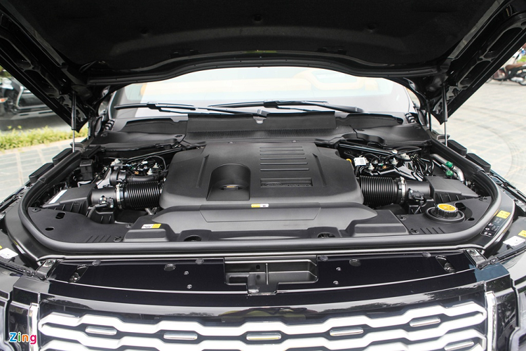 Xe sử dụng động cơ tăng áp Ingenium 6 xi-lanh 3.0L, công suất 395 mã lực, mô-men xoắn 550 Nm, đi kèm hộp số tự động 8 cấp và hệ dẫn động 4 bánh. Xe có khả năng tăng tốc từ 0-100 km/h trong 6,5 giây trước khi đạt tốc độ tối đa 225 km/h.