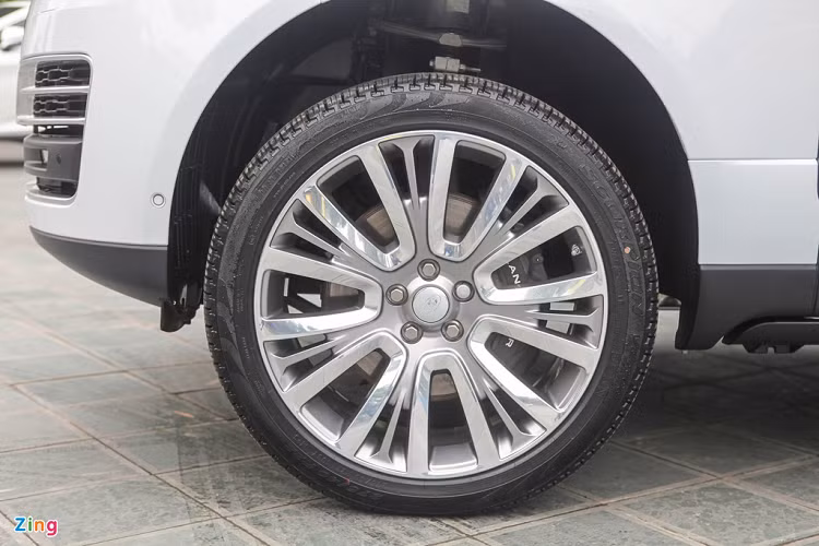 Chiếc xe trong bài được trang bị bộ la-zăng hợp kim 22 inch 7 chấu kép màu bạc. Ngoài ra, Land Rover còn cung cấp các tùy chọn la-zăng 20 và 21 inch, với các kiểu thiết kế khác nhau. 