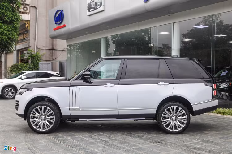 Phiên bản LWB của Range Rover SVAutobiography có các kích cỡ dài x rộng x cao lần lượt là 5.200 mm x 2.220 mm x 1.868 mm, chiều dài cơ sở 3.122 mm.