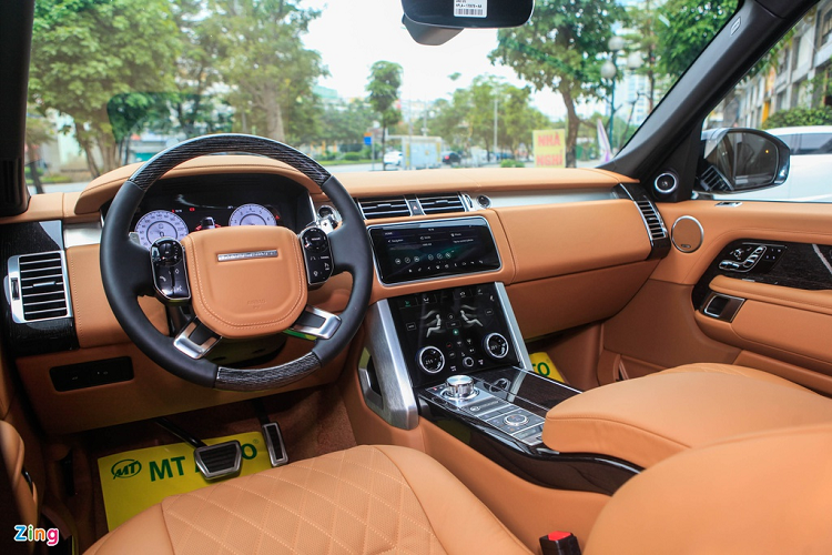 Nội thất của xe sử dụng tông màu da bò chủ đạo, với nhiều chi tiết mạ chrome và ốp gỗ nâu xám vân dọc chìm sang trọng. Range Rover SVAutobiography LWB 2020 có tổng cộng 3 màn hình ở hàng ghế trước, 2 màn hình trên táp-lô và một màn hình ở bảng đồng hồ. 