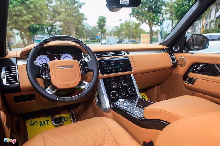 Nội thất của xe sử dụng tông màu da bò chủ đạo, với nhiều chi tiết mạ chrome và ốp gỗ nâu xám vân dọc chìm sang trọng. Range Rover SVAutobiography LWB 2020 có tổng cộng 3 màn hình ở hàng ghế trước, 2 màn hình trên táp-lô và một màn hình ở bảng đồng hồ. 