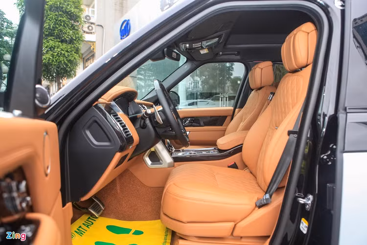 Là phiên bản trục cơ sở kéo dài, không gian sử dụng bên trong của xe rất rộng rãi. Ghế ngồi chỉnh điện 22 hướng với nhiều tính năng như bệ đỡ chân, sưởi, thoáng khí và massage. Phiên bản trong bài có cấu hình 4 chỗ ngồi riêng biệt, hàng ghế sau được trang bị bệ tỳ tay cố định tích hợp hệ thống điều khiển chức năng và tủ rượu. 