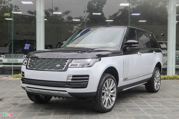 Bên cạnh những chiếc Range Rover SVAutobiography LWB 2020 sử dụng động cơ siêu nạp V8 5.0L, phiên bản động cơ Ingenium I6 3.0L của dòng xe này cũng đã được đại lý tư nhân đưa về Việt Nam. Range Rover SVAutobiography LWB 3.0L 2020 có giá khoảng 14 tỷ đồng, rẻ hơn bản V8 5.0L 4 tỷ đồng (giá bán tham khảo từ các đại lý nhập khẩu tư nhân). 