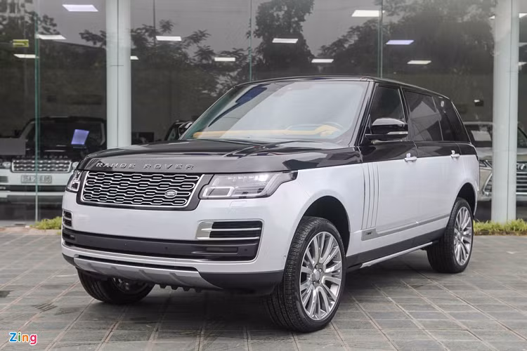 Bên cạnh những chiếc Range Rover SVAutobiography LWB 2020 sử dụng động cơ siêu nạp V8 5.0L, phiên bản động cơ Ingenium I6 3.0L của dòng xe này cũng đã được đại lý tư nhân đưa về Việt Nam. Range Rover SVAutobiography LWB 3.0L 2020 có giá khoảng 14 tỷ đồng, rẻ hơn bản V8 5.0L 4 tỷ đồng (giá bán tham khảo từ các đại lý nhập khẩu tư nhân). 