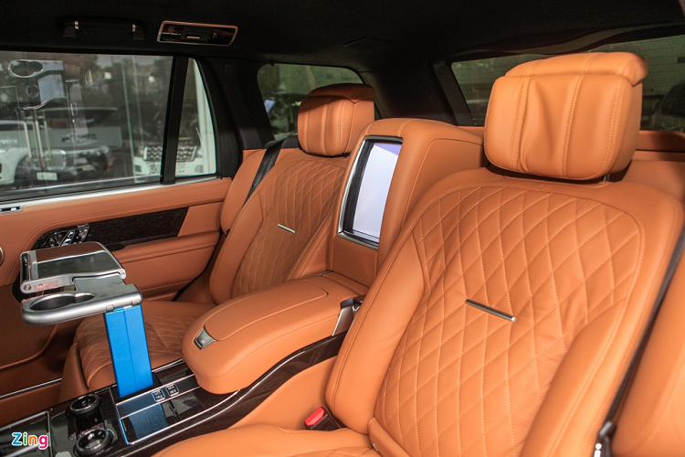 Hàng ghế phía sau đầy đủ tiện nghi như bàn làm việc đóng/mở điện bằng nút bấm, tủ lạnh, nút bấm đóng cửa xe tự động, rèm che nắng và 2 màn hình thông tin giải trí dành riêng cho hàng ghế sau có kích cỡ 12 inch. Xe còn có khả năng nâng/hạ gầm giúp việc lên xuống thuận tiện hơn.