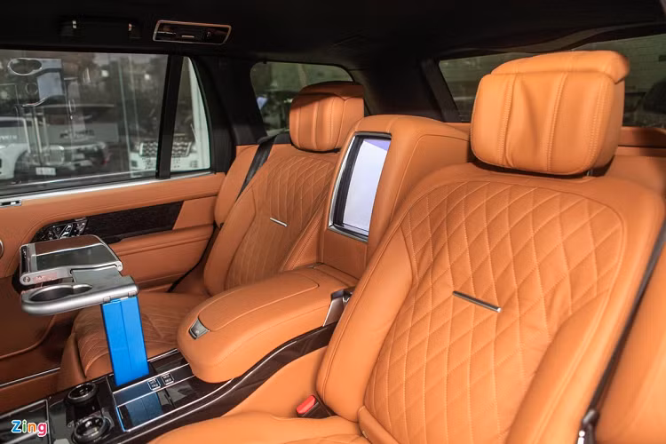 Hàng ghế phía sau đầy đủ tiện nghi như bàn làm việc đóng/mở điện bằng nút bấm, tủ lạnh, nút bấm đóng cửa xe tự động, rèm che nắng và 2 màn hình thông tin giải trí dành riêng cho hàng ghế sau có kích cỡ 12 inch. Xe còn có khả năng nâng/hạ gầm giúp việc lên xuống thuận tiện hơn.