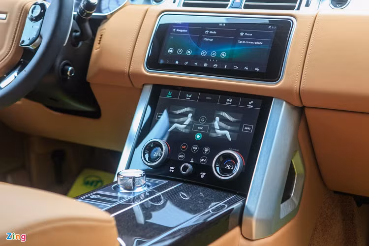 Đáng chú ý là ở vị trí trung tâm là hai màn hình Infortainment Touch Pro Duo bao gồm màn hình thông tin giải trí và màn hình điều khiển chức năng điều hòa, địa hình. Vô lăng 4 chấu đặc trưng được bọc da và ốp gỗ.