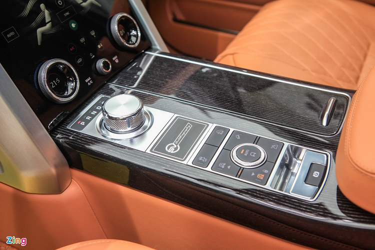 Range Rover SVAutobiography 2020 vẫn giữ thiết kế cần số dạng núm xoay đặc trưng. Hầu hết nút bấm điều khiển chức năng đều được bố trí ngay gần cần số. Xe được trang bị hệ thống điều hòa 4 vùng độc lập. Hệ thống loa do hãng âm thanh Meridian sản xuất. 