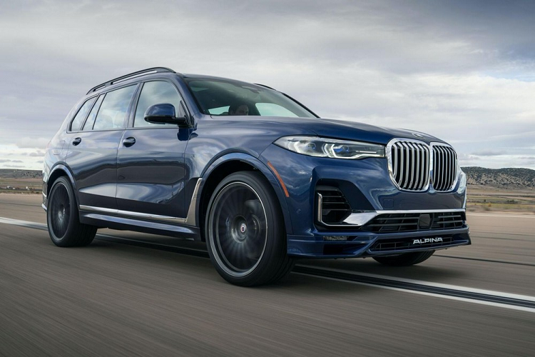 Mẫu SUV hạng sang cỡ lớn BMW X7 đã lần đầu tiên trình làng vào hồi tháng 10/2018. Sau khi mẫu SUV hạng sang này ra mắt, nhiều khách hàng đã bắt đầu mong chờ phiên bản hiệu suất cao M của BMW X7. Mãi cho đến nay, BMW X7 M vẫn chưa được tung ra. Tuy nhiên, những người yêu thích phiên bản hiệu suất cao của X7 có thể tìm đến BMW Alpina XB7 2021 mới từ hãng độ Alpina.