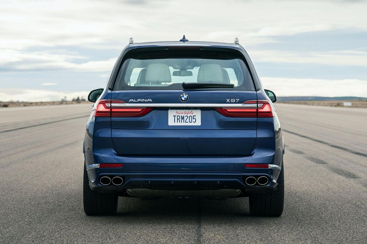 Động cơ của Alpina XB7 2021 kết hợp với hộp số tự động thể thao 8 cấp của hãng ZF nhưng đã được Alpina thiết kế lại hoàn toàn về điện tử và cơ điện tử. Ngoài ra, mẫu SUV hạng sang cỡ lớn này còn có khóa vi sai chống trượt chủ động biến thiên điện tử trên cầu sau, được khẳng định là giúp cải thiện độ bám đường.