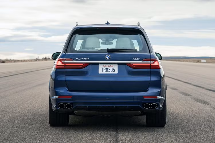 Động cơ của Alpina XB7 2021 kết hợp với hộp số tự động thể thao 8 cấp của hãng ZF nhưng đã được Alpina thiết kế lại hoàn toàn về điện tử và cơ điện tử. Ngoài ra, mẫu SUV hạng sang cỡ lớn này còn có khóa vi sai chống trượt chủ động biến thiên điện tử trên cầu sau, được khẳng định là giúp cải thiện độ bám đường.