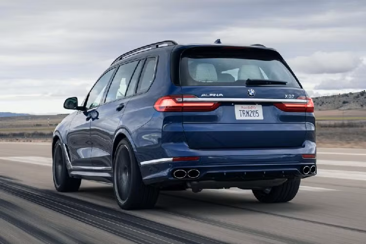 Nhờ đó, Alpina XB7 2021 có thể tăng tốc từ 0-100 km/h trong thời gian chỉ 4,2 giây, chạy hết quãng đường 400 m trong 12,6 giây và đạt vận tốc tối đa 290 km/h. Alpina XB7 2021 có thể đạt được những con số này khi sử dụng bộ vành hợp kim 21 inch tiêu chuẩn, nằm trong lốp hiệu suất cao 285/45 R21.