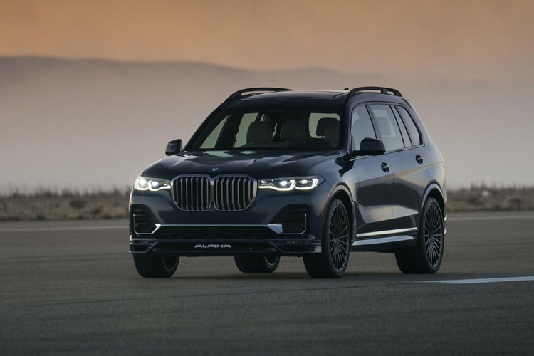 Chưa hết, các kỹ sư của hãng Alpina còn cải tiến cả hệ dẫn động 4 bánh toàn thời gian xDrive của BMW X7 và trang bị hệ thống đánh lái cầu sau chủ động tiêu chuẩn cho xe. Một điểm nhấn nữa của Alpina XB7 2021 là hệ thống treo khí nén 2 cầu, cho phép hạ thấp chiều cao gầm thêm 40,6 mm, tùy thuộc vào điều kiện lái và chế độ lái được chọn.