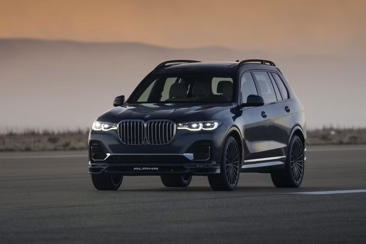 Chưa hết, các kỹ sư của hãng Alpina còn cải tiến cả hệ dẫn động 4 bánh toàn thời gian xDrive của BMW X7 và trang bị hệ thống đánh lái cầu sau chủ động tiêu chuẩn cho xe. Một điểm nhấn nữa của Alpina XB7 2021 là hệ thống treo khí nén 2 cầu, cho phép hạ thấp chiều cao gầm thêm 40,6 mm, tùy thuộc vào điều kiện lái và chế độ lái được chọn.