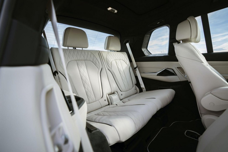 Theo kế hoạch, khách hàng Mỹ có thể bắt đầu đặt mua Alpina XB7 2021 từ tháng 5 này và nhận xe vào tháng 9 năm nay. Tại thị trường Mỹ, giá xe Alpina XB7 2021 khởi điểm lên đến 141.300 USD (khoảng 3,29 tỷ đồng).