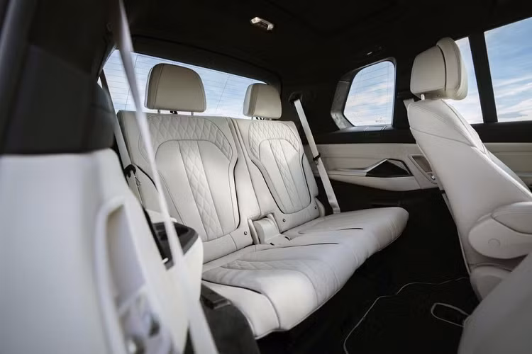 Theo kế hoạch, khách hàng Mỹ có thể bắt đầu đặt mua Alpina XB7 2021 từ tháng 5 này và nhận xe vào tháng 9 năm nay. Tại thị trường Mỹ, giá xe Alpina XB7 2021 khởi điểm lên đến 141.300 USD (khoảng 3,29 tỷ đồng).