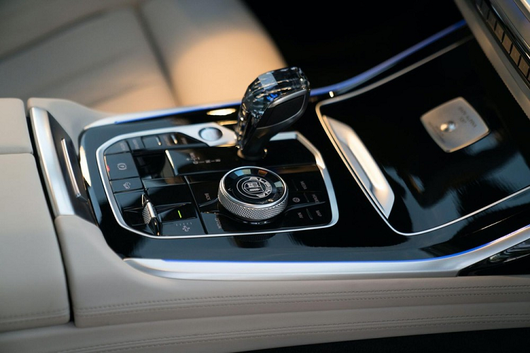 Không chỉ thay đổi trong động cơ và trang bị kỹ thuật, Alpina XB7 2021 còn sở hữu thiết kế sắc sảo hơn với bộ body kit mới, bao gồm cản trước/sau, hốc gió cỡ lớn, hệ thống xả thể thao bằng thép không gỉ và vây nhỏ trên bộ khuếch tán. Tiếp đến là bộ vành hợp kim Alpina Classic với đường kính 23 inch và thiết kế 20 chấu tùy chọn.