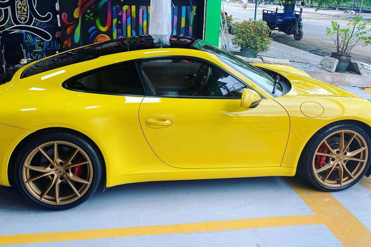 Dự kiến chiếc xe Porsche 911 màu vàng sẽ được "biến hình" thành màu đen nhám như các mẫu xe thể thao mà Tống Đông Khuê đang sở hữu. Chiếc xe Porsche 911 mới vào bộ sưu tập của Tống Đông Khuê thuộc diện đã qua sử dụng, nhiều khả năng CEO 21 tuổi này sẽ độ lại chiếc Porsche 911 hầm hố hơn trước và tông màu vàng ở ngoại thất có thể được đổi thành màu đen nhám cho "tông xuyệt tông" với dàn xe thể thao mà Tống Đông Khuê đang sở hữu.