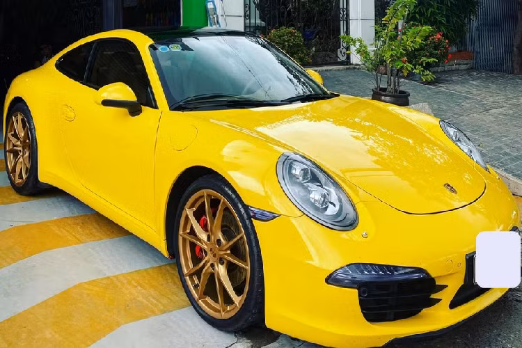 Tuy nhiên, "chủ nhân" thật sự của chiếc chìa khoá mà bạn gái Tống Đông Khuê đã chia sẻ lên mạng xã hội lại là một mẫu xe Porsche khác. Quá trình tìm hiểu, chúng tôi được biết rằng, chìa khoá này thuộc sở hữu của một chiếc xe Porsche 911 màu vàng choé. Như vậy, nhiều khả năng là Tống Đông Khuê hoặc bạn gái mới mua một chiếc xe thể thao Porsche 911.