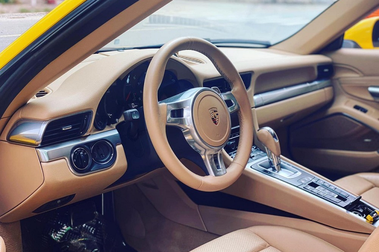 Trang bị sức mạnh cho chiếc xe thể thao Porsche 911 mới được Tống Đông Khuê mua là khối động cơ Boxer 6 xi lanh, dung tích 3,4 lít, sản sinh ra công suất tối đa 350 mã lực. Mẫu xe này kết hợp cùng hộp số 7 cấp ly hợp kép PDK do chính Porsche phát triển.