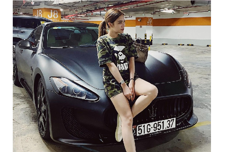 Hiện chưa rõ Tống Đông Khuê và bạn gái đã bỏ ra bao nhiêu tiền để sở hữu chiếc xe thể thao Porsche 911 màu vàng choé này. Chỉ biết rằng, chiếc xe Porsche 911 từng được rao bán với mức giá khoảng 4,6 tỷ đồng, xe thuộc đời 2013 và đã chạy được hơn 40.000 km.