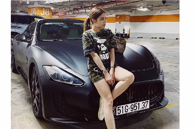 Hiện chưa rõ Tống Đông Khuê và bạn gái đã bỏ ra bao nhiêu tiền để sở hữu chiếc xe thể thao Porsche 911 màu vàng choé này. Chỉ biết rằng, chiếc xe Porsche 911 từng được rao bán với mức giá khoảng 4,6 tỷ đồng, xe thuộc đời 2013 và đã chạy được hơn 40.000 km.