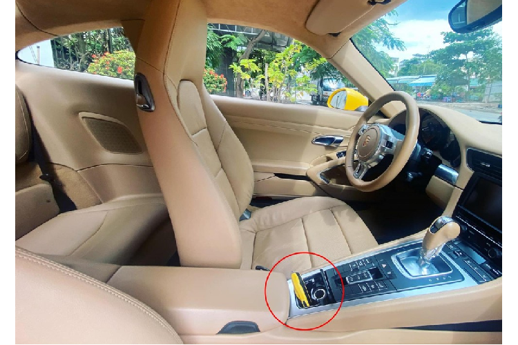 Chiếc chìa khoá màu vàng của mẫu xe thể thao Posche 911 giống hệt chìa khoá mà bạn gái Tống Đông Khuê chia sẻ. Trước đó, một người chuyên mua bán siêu xe và xe thể thao tại quận 8 đã chia sẻ chiếc Porsche 911 này đã tìm thấy chủ nhân và người mua chính là Tống Đông Khuê