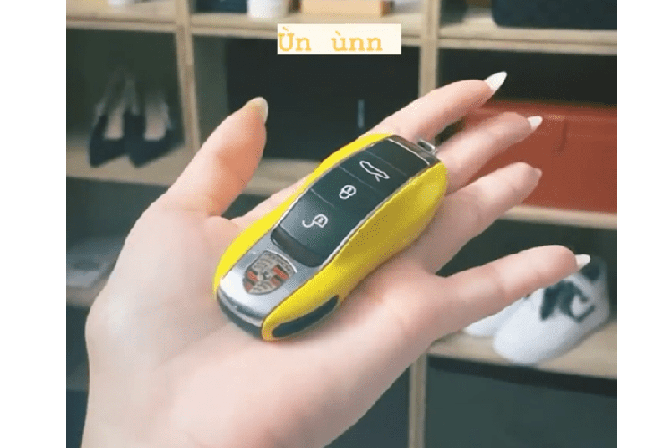 Mới đây, thông qua trang cá nhân của mình, bạn gái Tống Đông Khuê, CEO mới 21 tuổi đã chia sẻ hình ảnh chiếc chìa khoá vàng rực có logo của hãng xe Porsche đắt tiền khiến không ít cư dân mạng tò mò muốn tìm hiểu xem đó là chiếc xe Porsche nào.