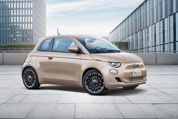 Các nhà sản xuất ôtô tiếp tục dẫn dụ những người mua xe điện lần đầu tiên bằng cách chào giá nhập môn thấp và những khoản hỗ trợ thuế lớn từ chính phủ. Tại giá khởi điểm 37.990 USD (tương đương 880 triệu đồng), Tesla Model 3 là một trong những mẫu xe điện giá phải chăng mà lại cung cấp cự li di chuyển và hiệu suất đáng tin cậy. Tuy nhiên, mức giá này đang dần trở thành cao khi thị trường xuất hiện những đối thủ như Fiat 500 2021 mới.