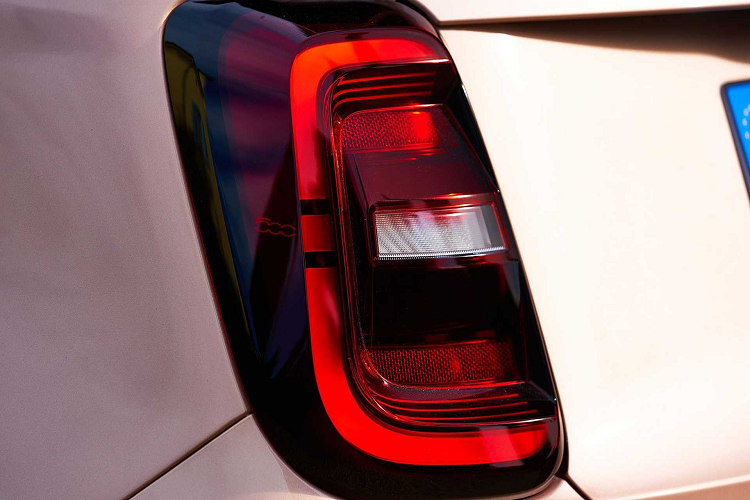 Trên phương diện thiết kế, Fiat 500 3+1 đã học tập Mini trong quá khứ, cung cấp một cánh cửa thứ 3 mở phía sau ở bên hành khách.