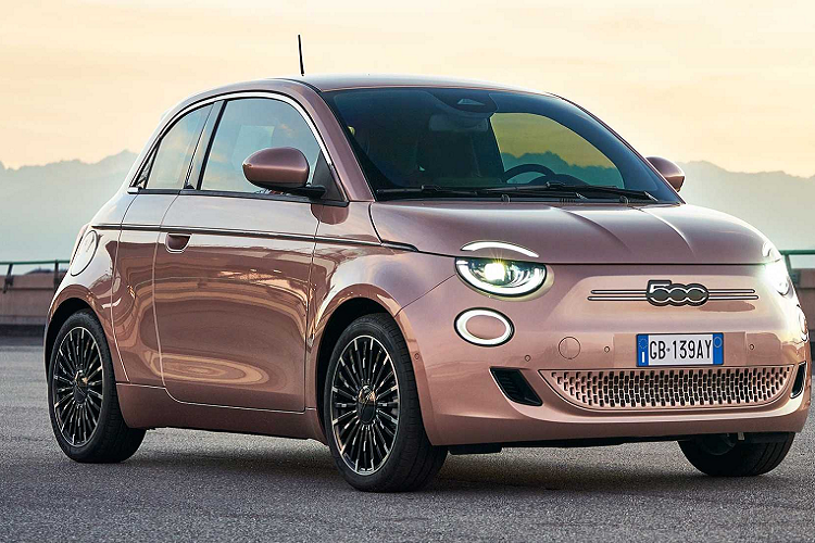 Thương hiệu Ý nói rằng cánh cửa thứ 3 tạo nên sự tiện lợi cho những người mua có gia đình, và ấn tượng hơn, sự bổ sung này không hề làm thay đổi tỉ lệ kích thước tổng thể của chiếc xe.