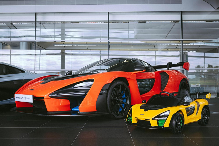 Chỉ 500 khách hàng may mắn (và giàu sang) trên thế giới có cơ hội mua lấy một chiếc siêu xe McLaren Senna 2019, với khoảng 120 lên đường tới nước Mỹ. Tất nhiên, bạn có thể mua lấy một chiếc đã qua sử dụng, nhưng kể cả thế thì bạn vẫn sẽ cần tới cả triệu USD. Có lẽ vì thế mà mới đây McLaren đã chính thức giới thiệu phiên bản đồ chơi của siêu xe Senna với mức giá mềm nhiều lần.
