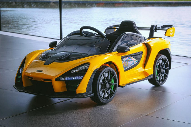 Hiệu suất của xe đến từ một mô tơ điện nhỏ xíu, và đương nhiên sẽ không thể nào so sánh với hàng thật sử dụng động cơ tăng áp kép V8 dung tích 4.0 lít sản sinh 789 mã lực và 800 Nm mô-men xoắn cực đại.