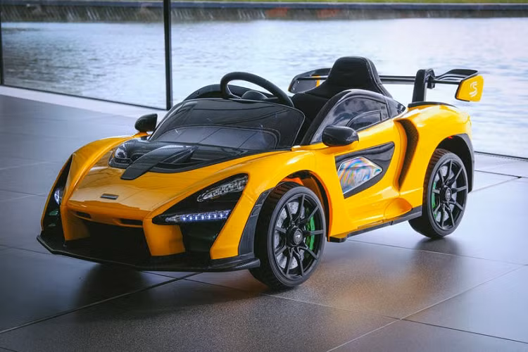 Hiệu suất của xe đến từ một mô tơ điện nhỏ xíu, và đương nhiên sẽ không thể nào so sánh với hàng thật sử dụng động cơ tăng áp kép V8 dung tích 4.0 lít sản sinh 789 mã lực và 800 Nm mô-men xoắn cực đại.