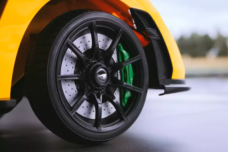 Tất cả các tính năng có trên xe đồ chơi 720S trước đây đều được bê nguyên sang Senna.