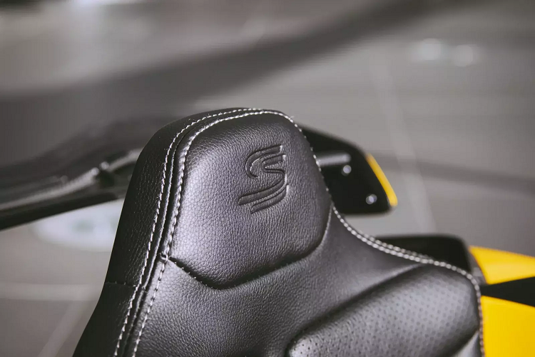 Người mua sẽ có tới 5 lựa chọn màu sắc gồm đen, trắng, cam, xanh, và đỏ cho McLaren Senna đồ chơi. Mẫu xe màu vàng với chi tiết trang trí màu xanh lục (màu mũ bảo hiểm xe đua của Ayrton) là sản phẩm độc quyền của các đại lý McLaren.